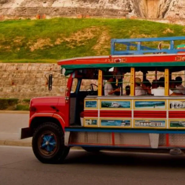 chiva con recorrido a lugares emblemáticos de la ciudad