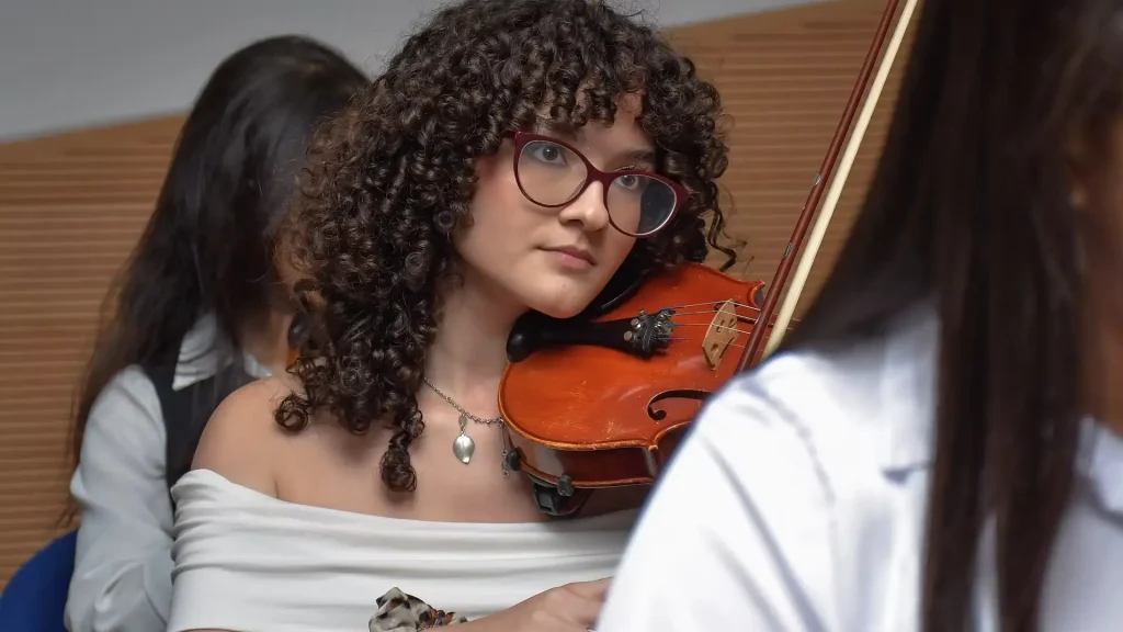 escuela-de-arte-con-violin-comfenalco